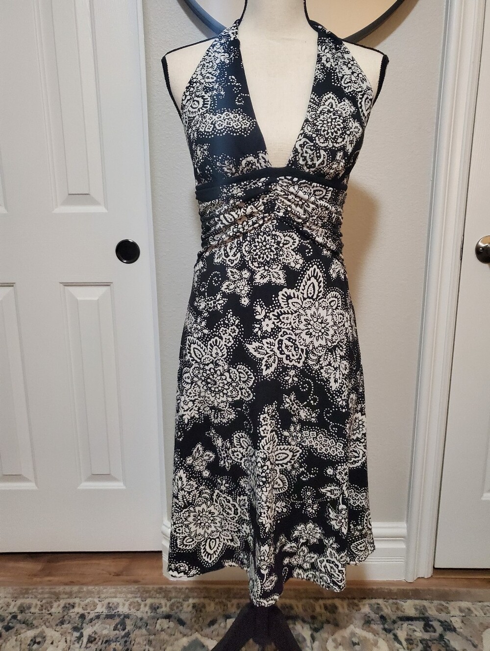 WHITE HOUSE BLACK MARKET Size 4 HALTER DRESS IS IN PERFECT CONDITION!